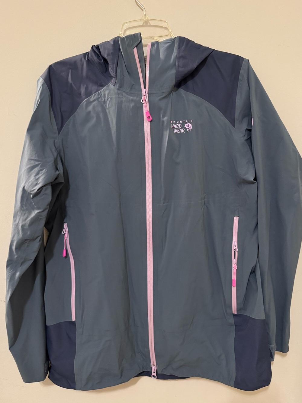 Mountain Hardwear Women's Hooded Shell rain Jacket in Gray with Pink Accents